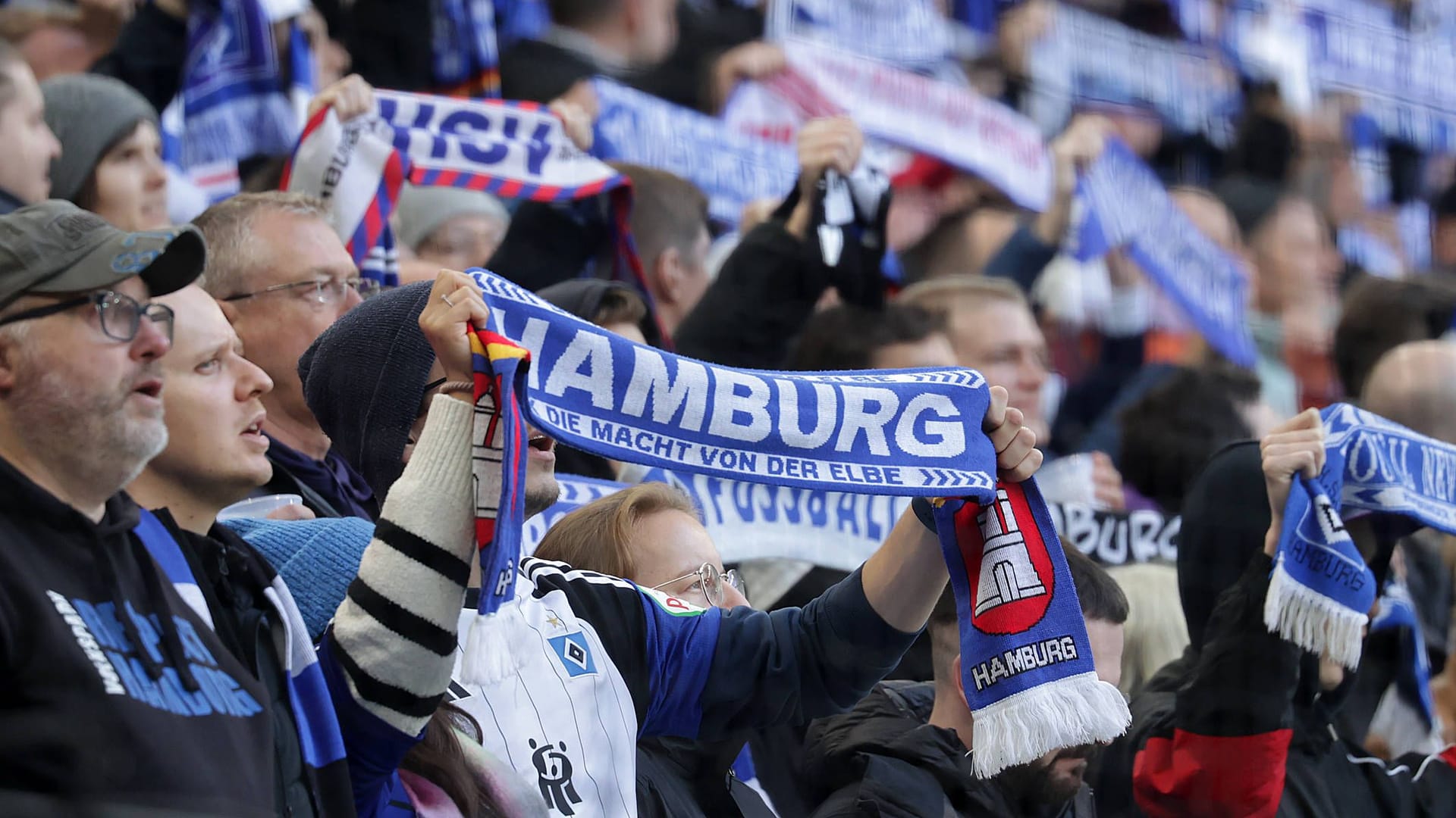 HSV-Fans mit Schals (Symbolbild): Der Verein weist darauf hin, dass gefälschte oder illegal gekaufte Tickets gesperrt werden.