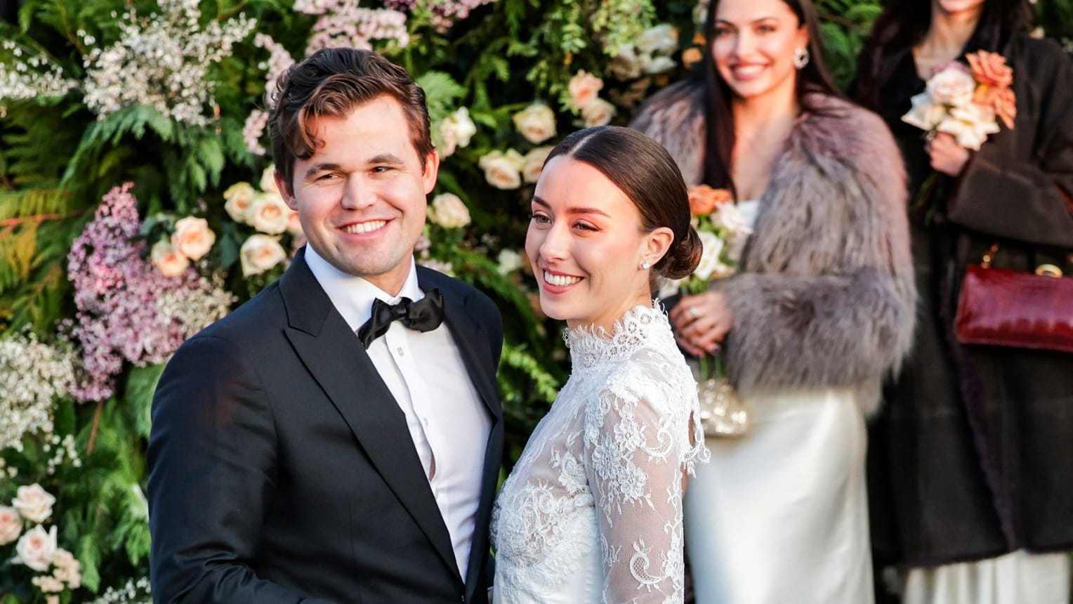 Magnus Carlsen (l.) und Ella Victoria Malone: Sie haben in der Holmenkollen-Kapelle geheiratet.