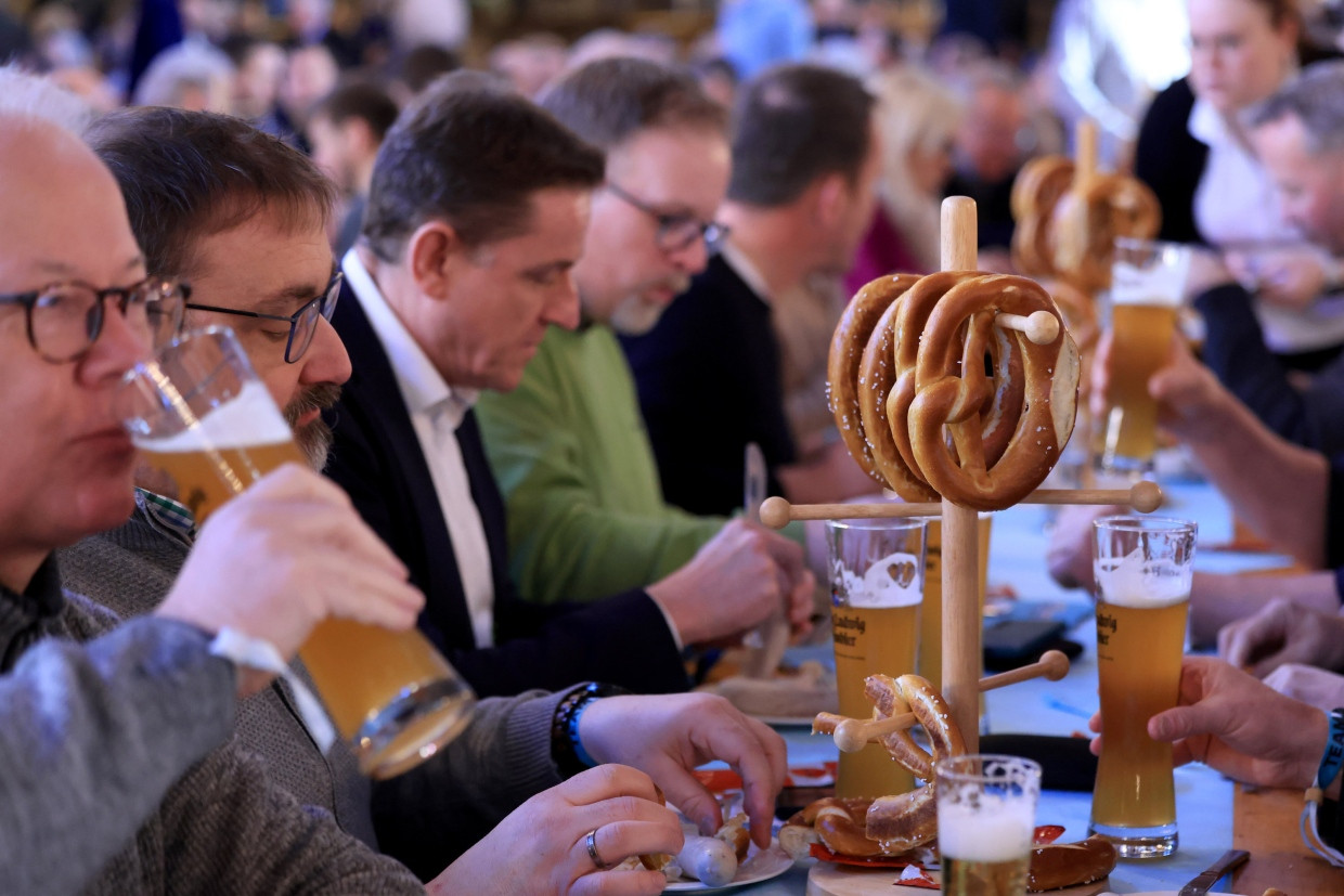 Weißwurst-Frühschoppen in der Schützenhalle am Sonntag in Brilon