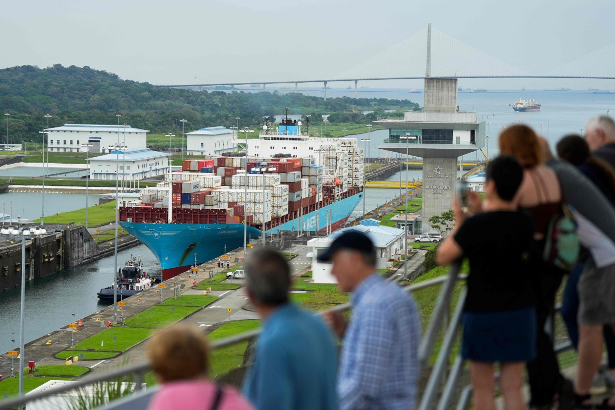 Ein Container-Schiff im Panama-Kanal