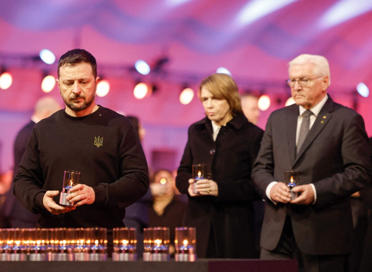 Wolodymyr Selenskyj stellt eine Kerze im Gedenken an die Opfer des Holocaust auf.