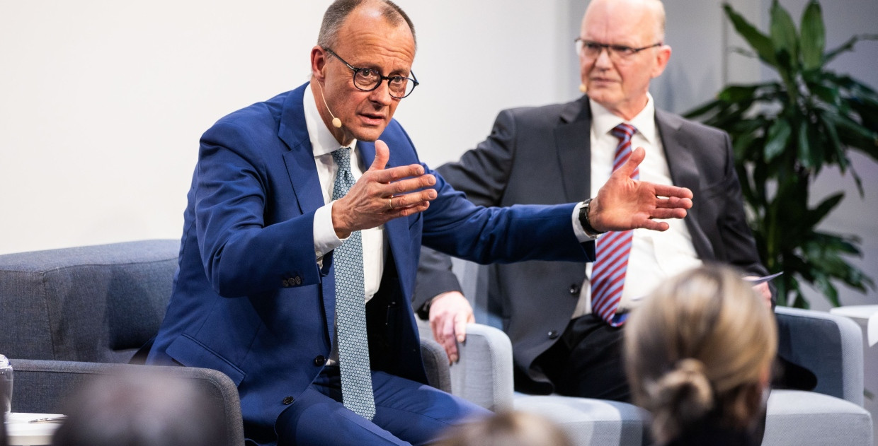 „Ich kann aus der Opposition die AfD nicht halbieren, wenn die Regierung sie verdoppelt“: der CDU-Vorsitzende Friedrich Merz mit dem Innenpolitikchef der F.A.Z., Jasper von Altenbockum