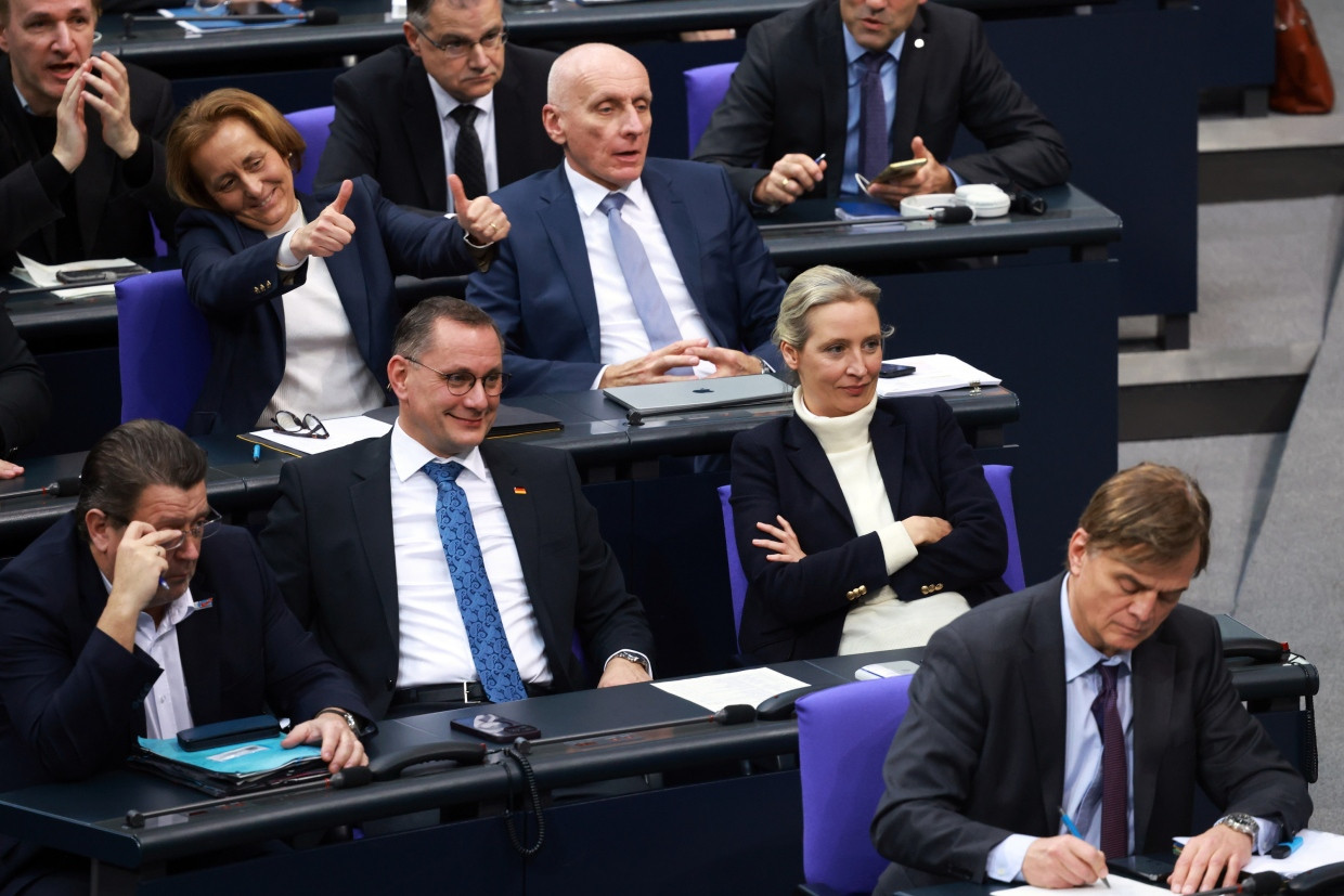 Feixende AfD-Abgeordnete während einer Rede von Friedrich Merz