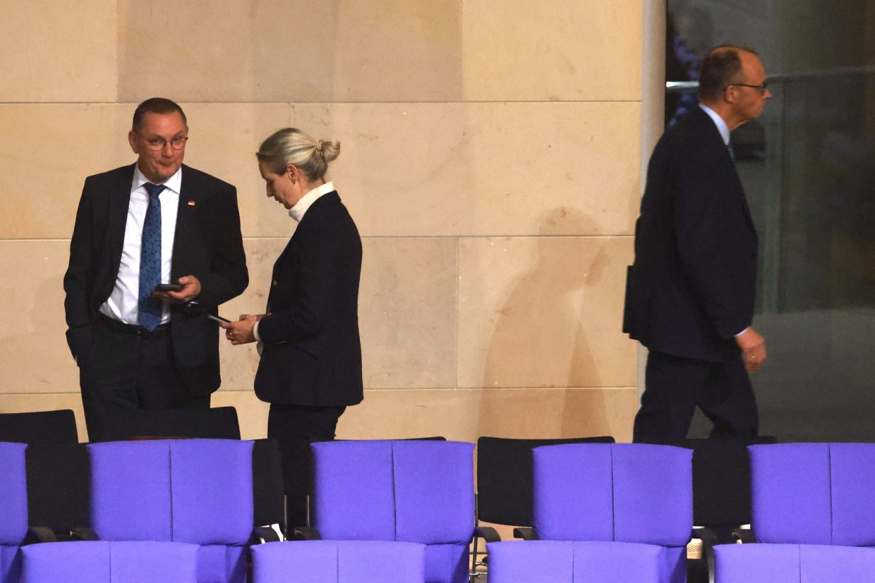 Die AfD-Vorsitzenden Chrupalla und Weidel im Bundestag, der CDU-Vorsitzende Merz läuft vorbei