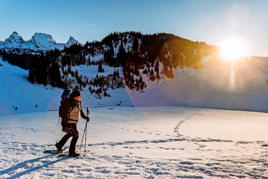 Stephan Vogt geht mit Schneeschuhen durch das Tal Hintergräppelen.