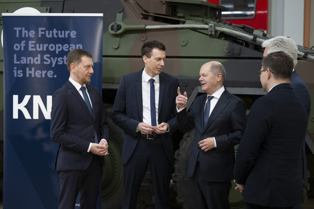 Kanzler Olaf Scholz (SPD, r.) mit dem sächsischen Ministerpräsidenten Michael Kretschmer (CDU, l.) und Florian Hohenwarter (Mitte) aus der KNDS-Geschäftsführung