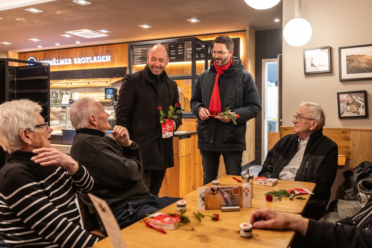 Wahlkampf beim Bäcker: Philipp Rottwilm (rechts) mit Mario Gerhold, dem Bürgermeister der Gemeinde Körle