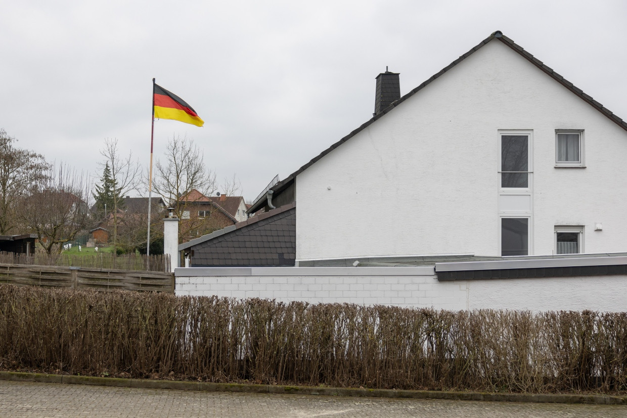 Einst SPD-Stammland: Im Garten eines Wohnhauses in Edermünde weht eine Deutschlandflagge.