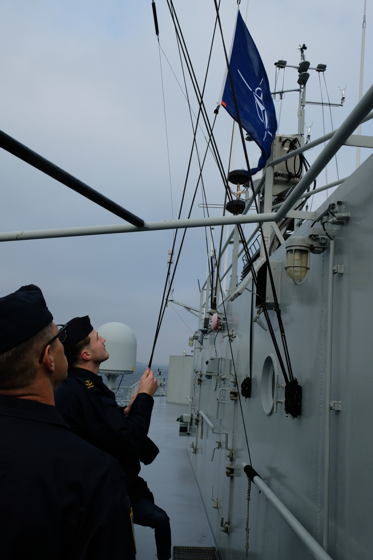 Die NATO-Flagge wird gehisst.