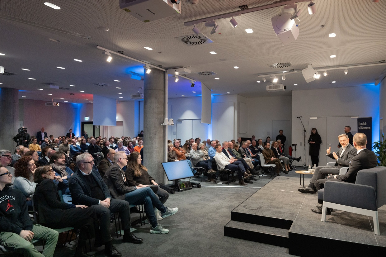 Lindner auf dem Podium der Veranstaltungsreihe „Fragen Sie die Spitzenkandidaten“ im F.A.Z.-Tower