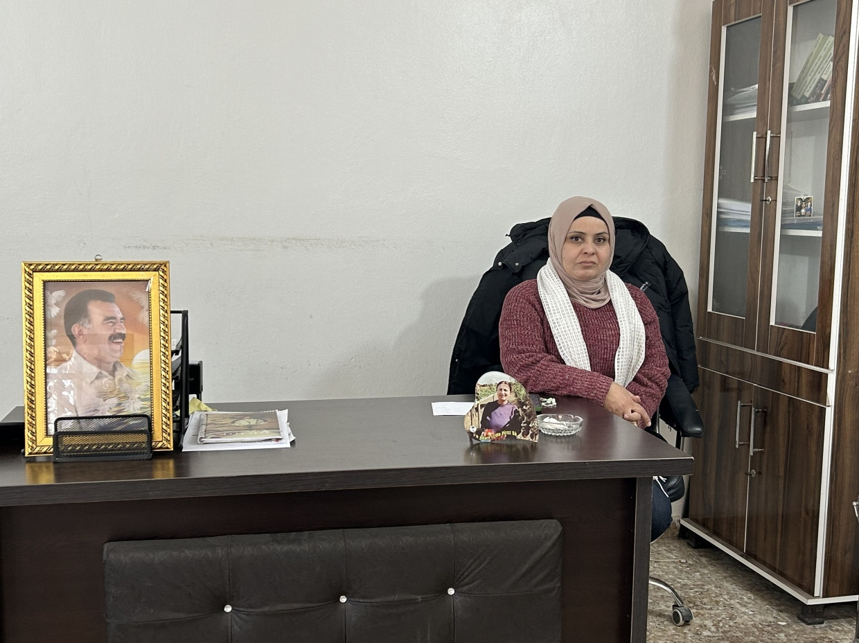 Die Direktorin des Lagers Al-Roj, Direktorin Hokmia Ibrahim. Auf ihrem Schreibtisch: Ein Foto des inhaftierten PKK-Führers Abdullah Öcalan Die Direktorin des Lagers Al-Roj, Direktorin Hokmia Ibrahim. Auf ihrem Schreibtisch: Ein Foto des inhaftierten PKK-Führers Abdullah Öcalan