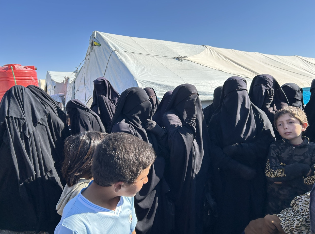 Das Lager Al-Hol: Der Ausländerabschnitt gilt als so gefährlich, dass die Milizionäre der SDF nur zu kurzen nächtlichen Razzien hineingehen. Das Lager Al-Hol: Der Ausländerabschnitt gilt als so gefährlich, dass die Milizionäre der SDF nur zu kurzen nächtlichen Razzien hineingehen.