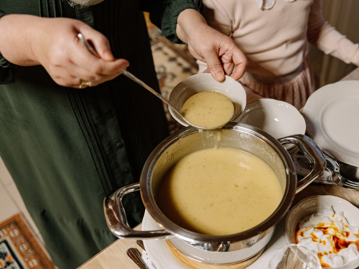 Die Linsensuppe wird serviert.