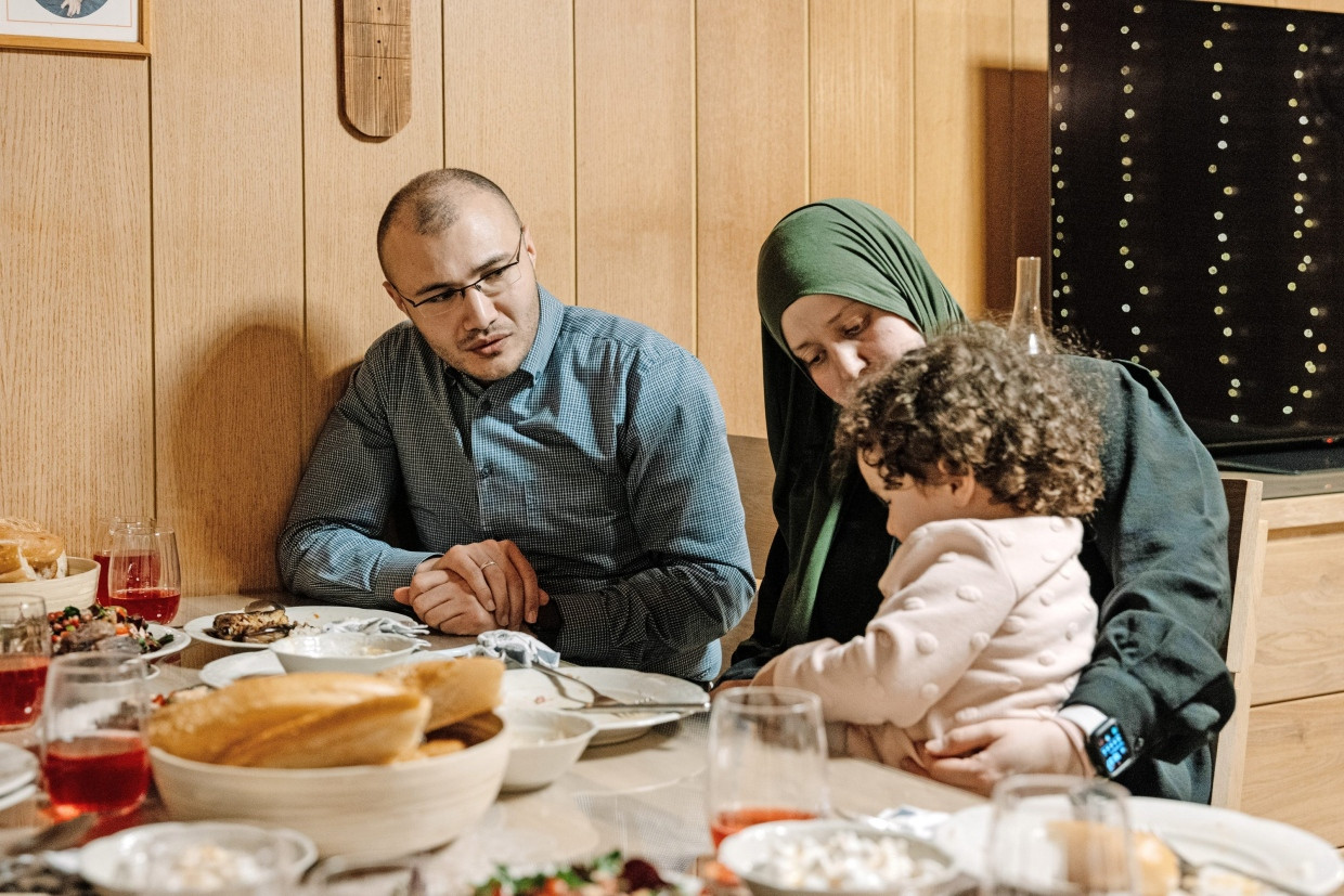 Sami und Meryem Sipahi mit ihrer zweijährigen Tochter