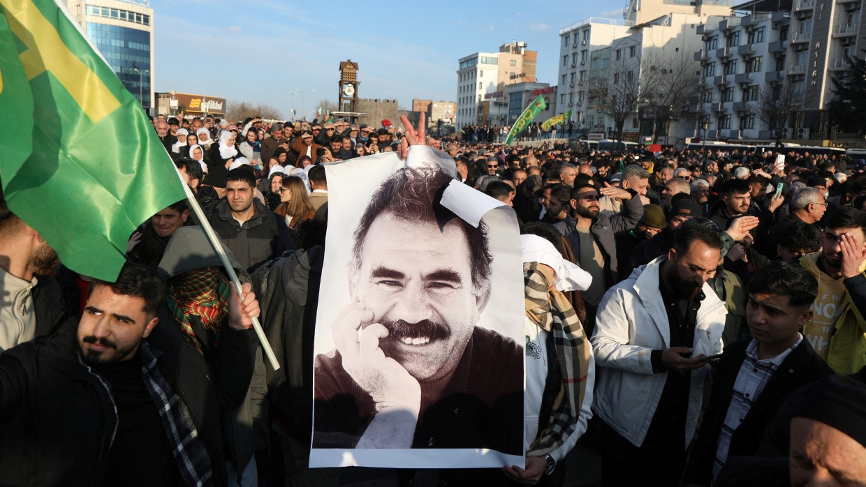 Immer noch eine Ikone: Demonstranten mit dem Porträt des inhaftierten PKK-Gründers Abdullah Öcalan am Donnerstag in Diyarbakir