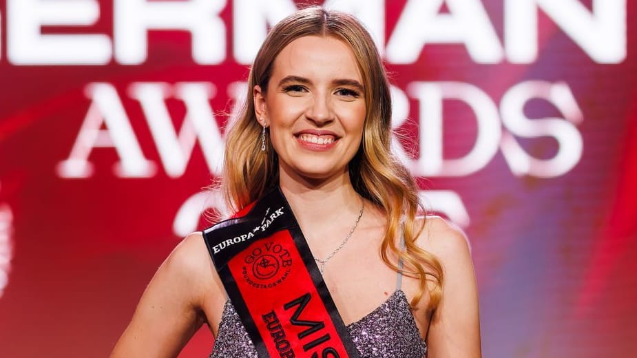 Valentina Busik, Gewinnerin des Miss Germany Finales 2025, steht auf der Bühne.