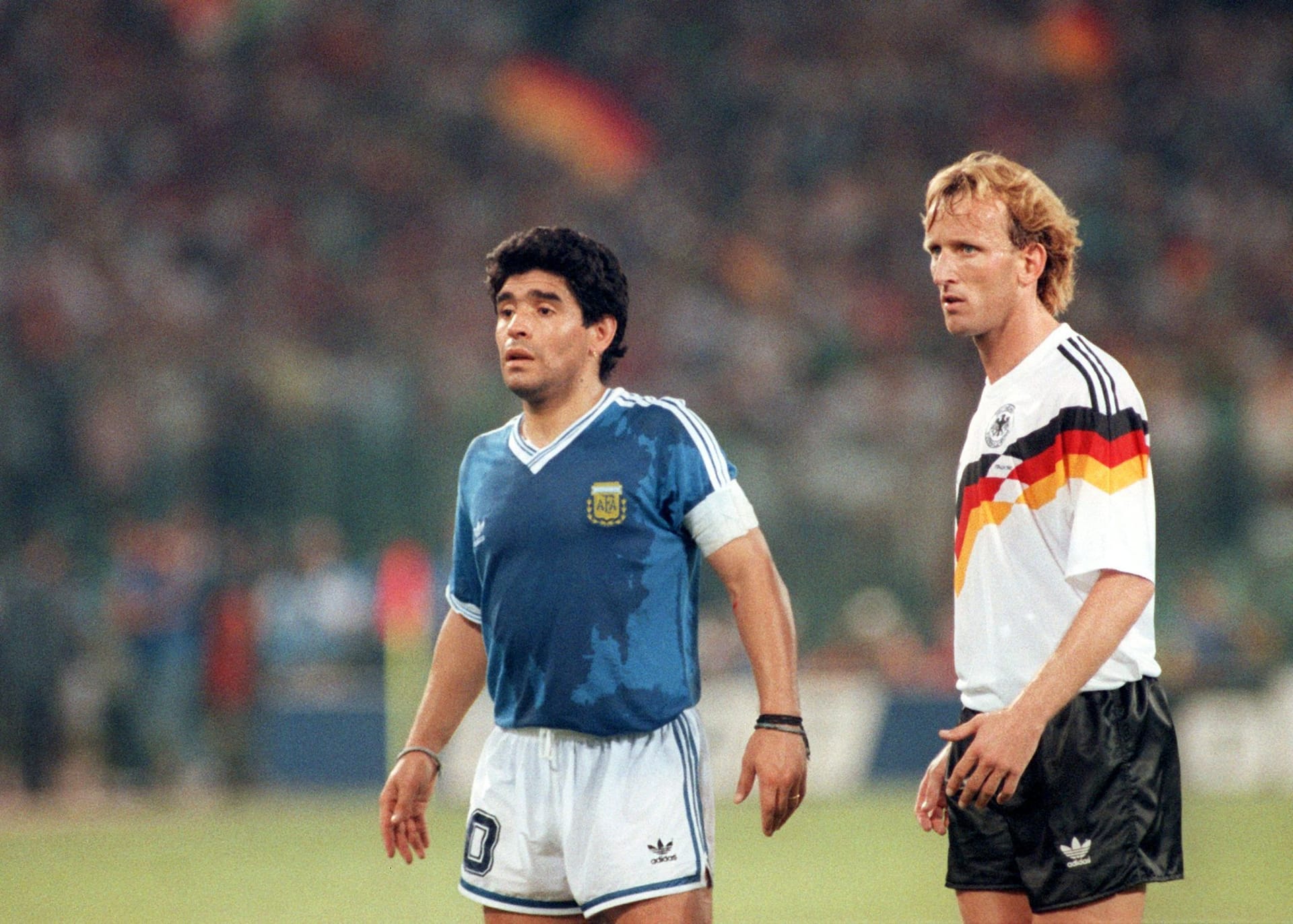 Andreas Brehme (r.) im WM-Finale 1990 neben Diego Maradona.