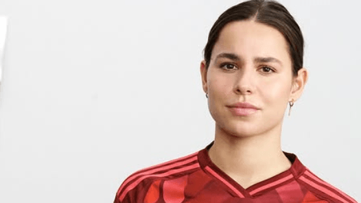 Lena Oberdorf im neuen Trikot: Für die Frauen-EM hat Adidas ein neues DFB-Auswärtstrikot parat.