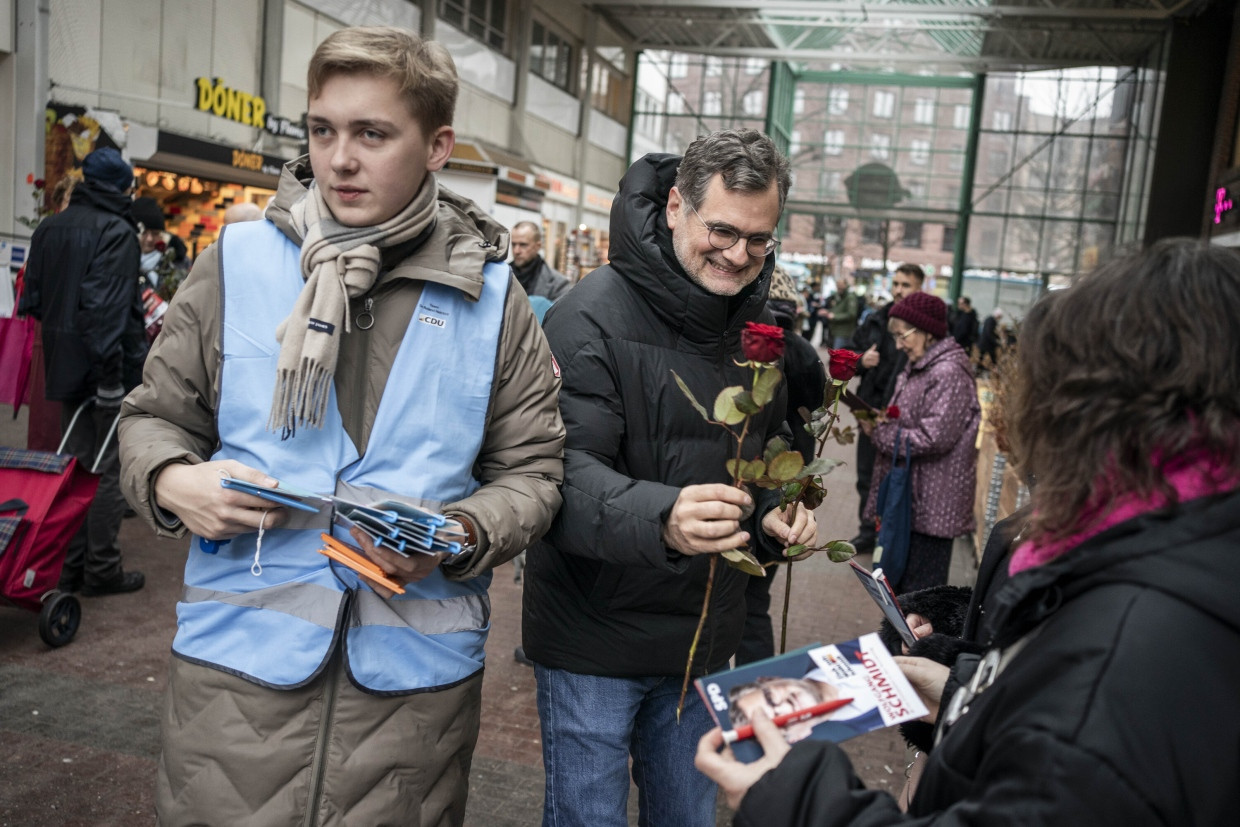 Voller Tatendrang: Wolfgang Schmidt (Bildmitte) im Wahlkampf auf dem Wochenmarkt in Eidelstedt Ende Januar