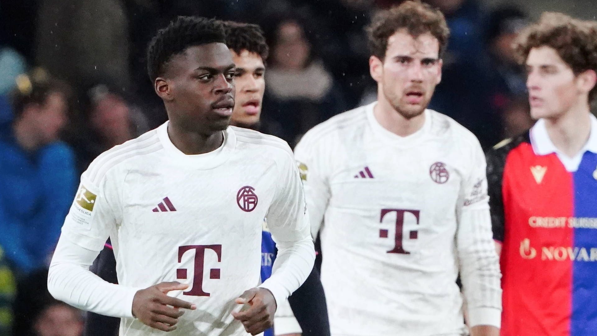 Noel Aséko (l.) bei einem Testspiel der Bayern-Profis gegen Basel: Der talentierte Mittelfeldmann wechselt nach Niedersachsen.