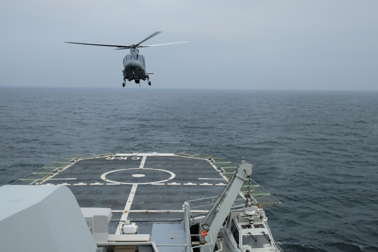 Landeanflug: Ein Hubschrauber unterstützt die Carlskrona bei der Aufklärung.