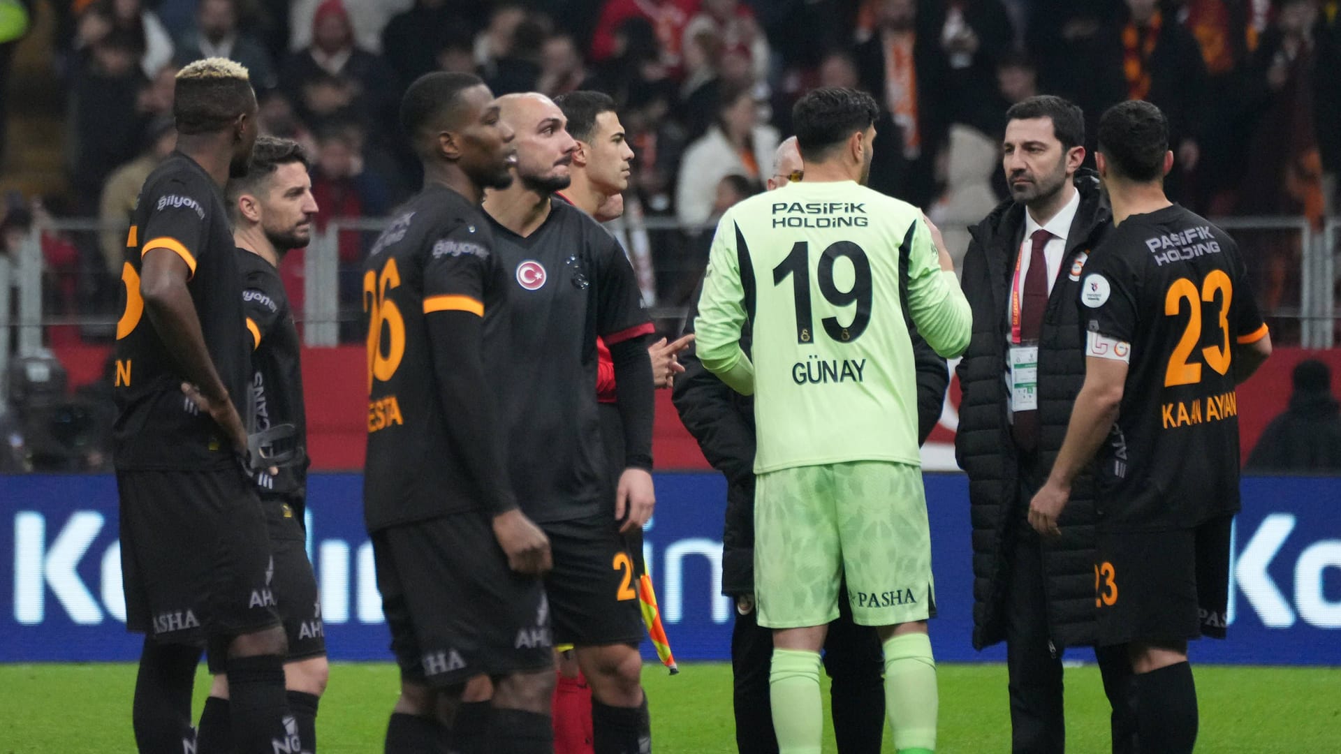 Galatasaray-Spieler sind verwirrt: Ihr Gegner hat einfach den Platz verlassen.