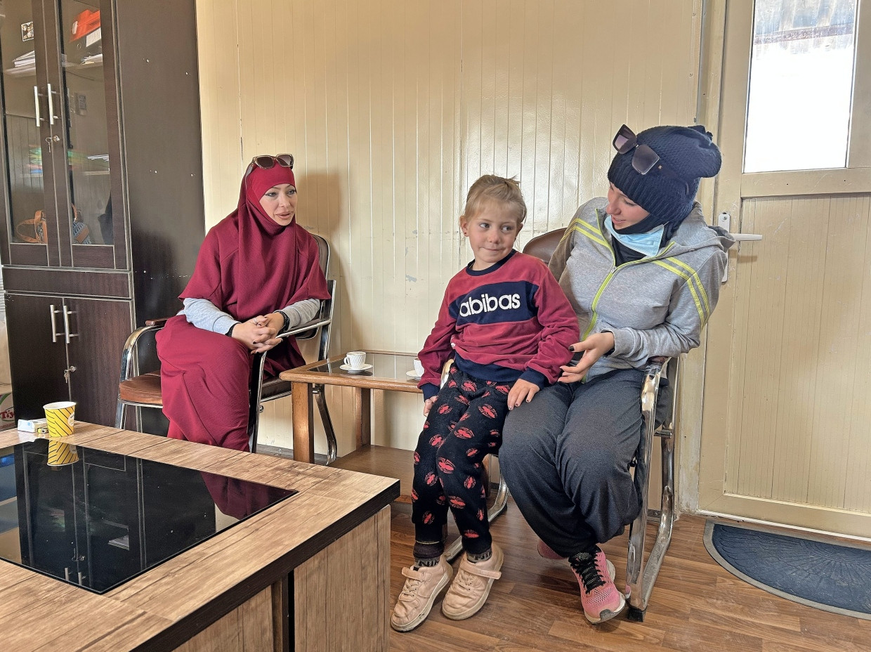 Zekija Kacar aus Stuttgart mit zweien ihrer Kinder. Die neunzehnjährige Lamija dürfte nach Deutschland zurückkehren. Zekija Kacar aus Stuttgart mit zweien ihrer Kinder. Die neunzehnjährige Lamija dürfte nach Deutschland zurückkehren.