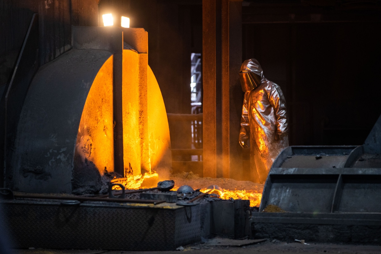 Am Hochofen: Thyssenkrupp-Arbeiter in Schutzkleidung