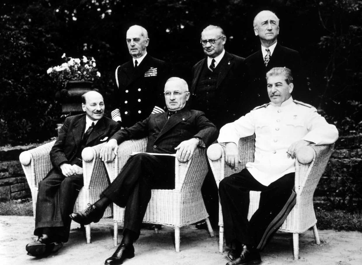 Neue Grenzziehung in Europa: Stalin, Truman und der britische Premierminister Attlee während der Potsdamer Konferenz 1945 (von rechts)