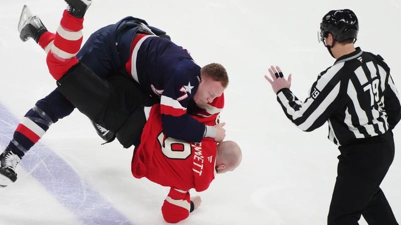 Eishockey-Prügelei: Brady Tkachuk (oben) aus den Vereinigten Staaten kämpft gegen Sam Bennett aus Kanada während der ersten Halbzeit.