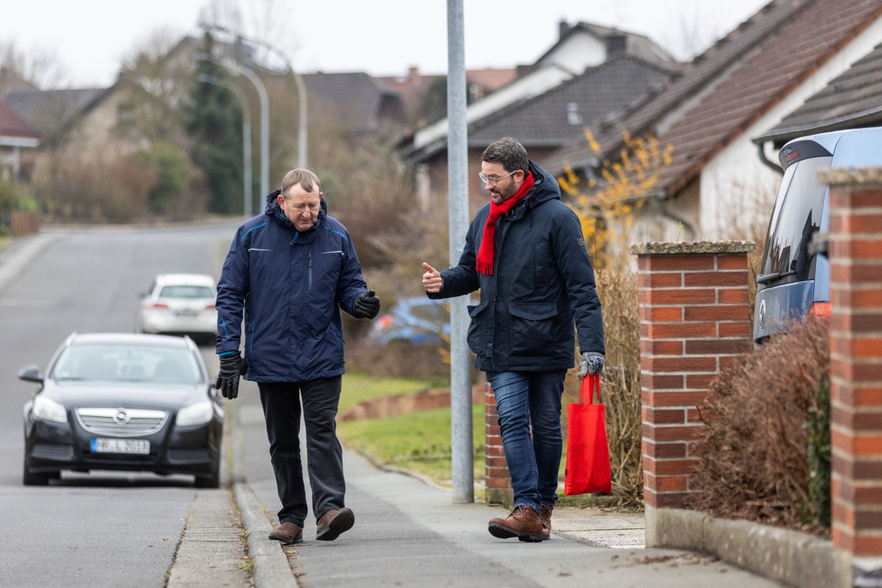 Haustürwahlkampf: Philipp Rottwilm (rechts) mit Günter Rudolph, dem ehemaligen Vorsitzenden der SPD-Landtagsfraktion Hessen