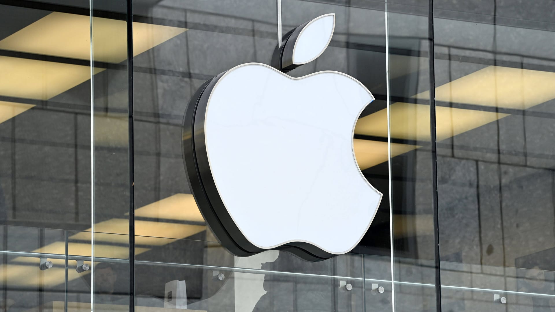 Das Apple-Logo an einer Glasfront: Apple hat im vergangenen Jahr die Schwelle von einer Billion Euro Umsatz überschritten.