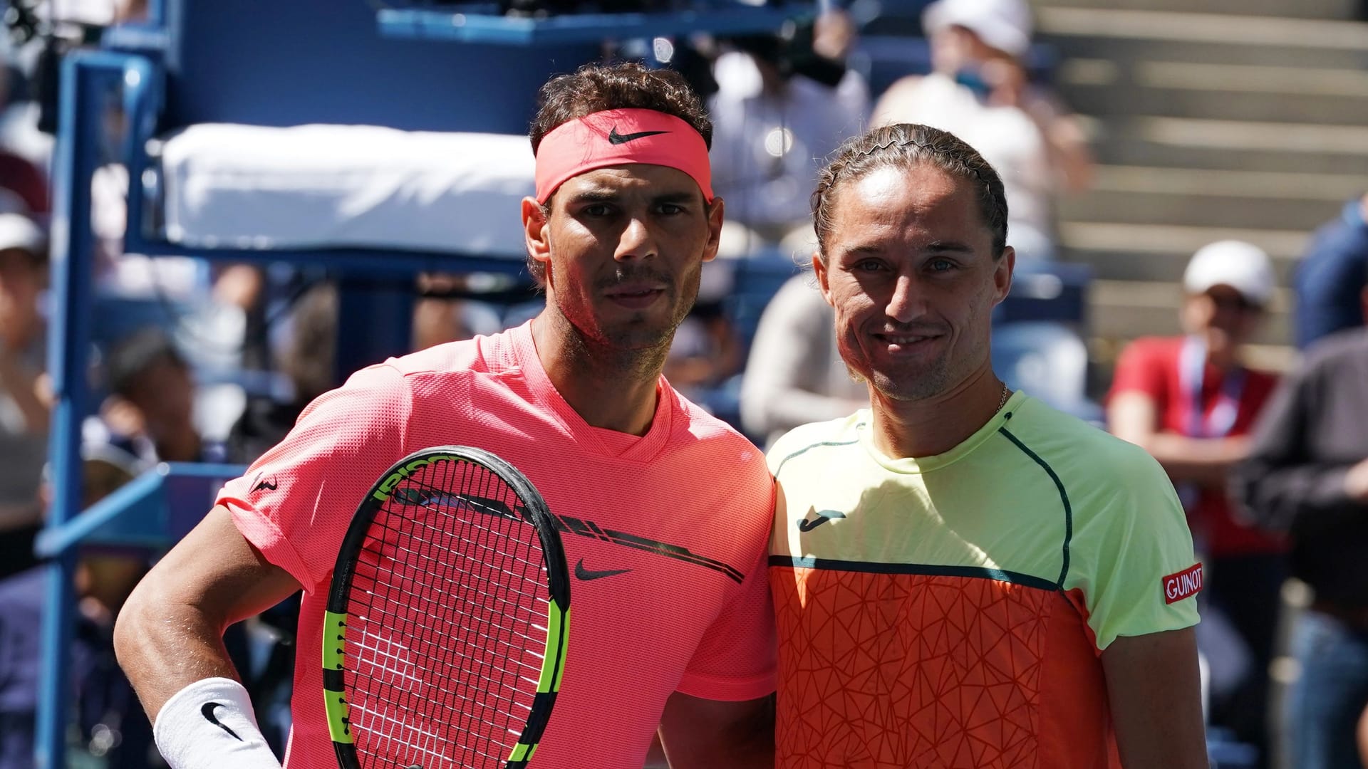 Aufnahme aus einem anderen Leben: Oleksandr Dolhopolow mit Rafael Nadal (l.) vor ihrem US-Open-Achtelfinal-Duell 2017.