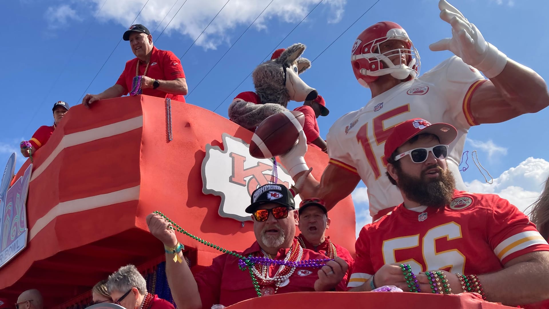 Feierliche Stimmung am Samstag in New Orleans: Auch vom Wagen der Kansas City Chiefs wurden Perlenketten geworfen.