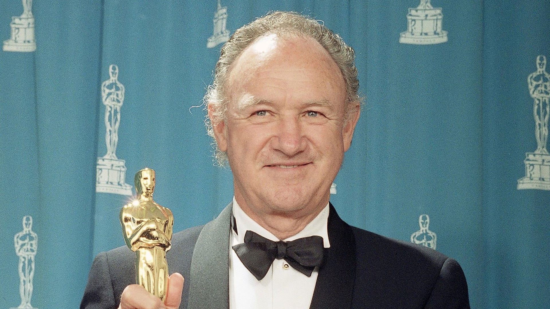 Gene Hackman mit einem Oscar in der Hand: 1993 gewann der Schauspieler den begehrten Filmpreis.