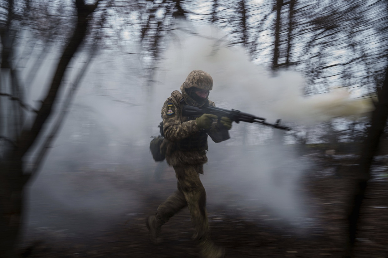 Kampf in kleinen Schritten: Ein ukrainischer Soldat bei einer Übung im Januar.