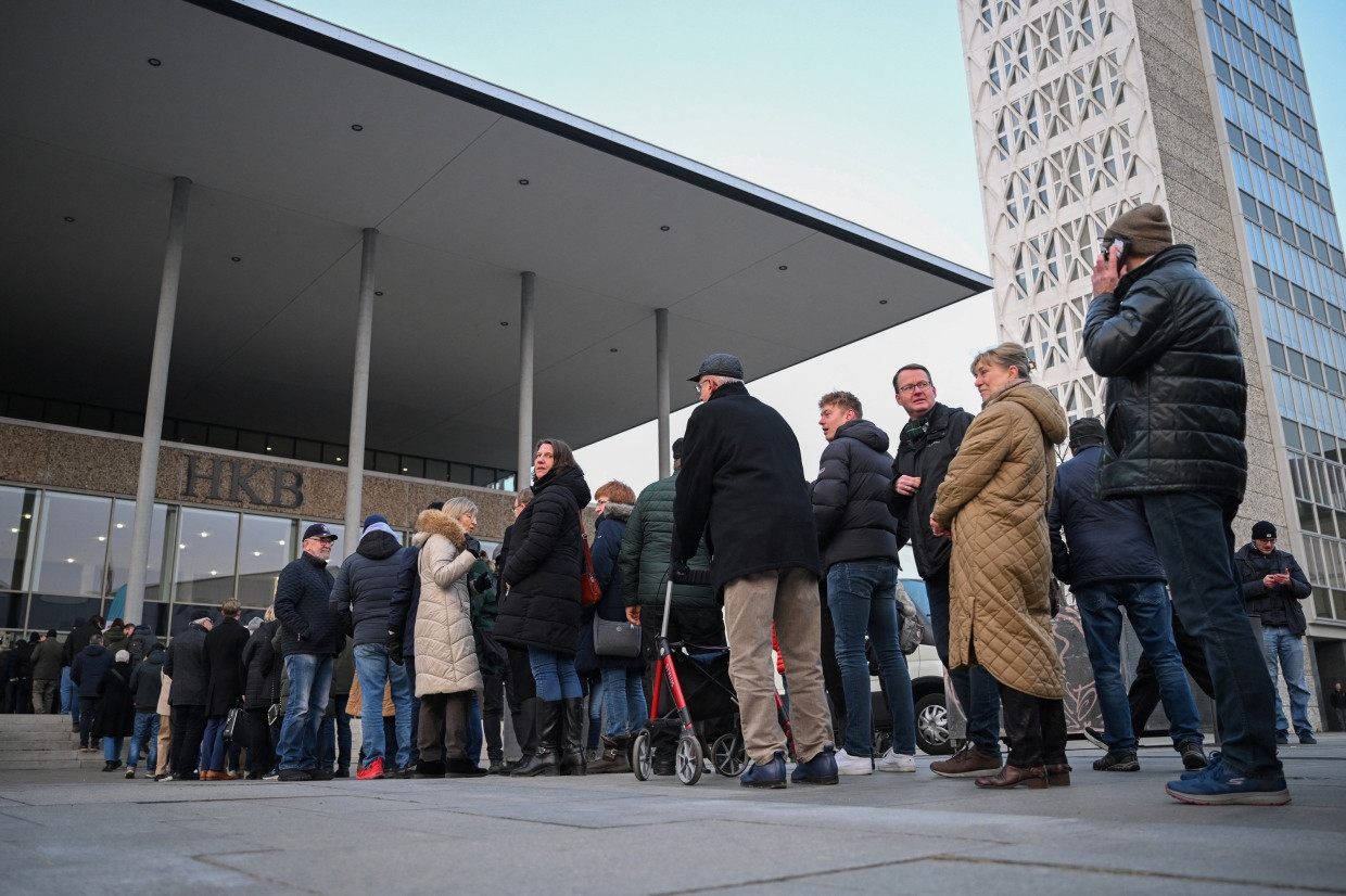 Schlange stehen für Merz: Besucher einer Wahlkampfveranstaltung in Neubrandenburg