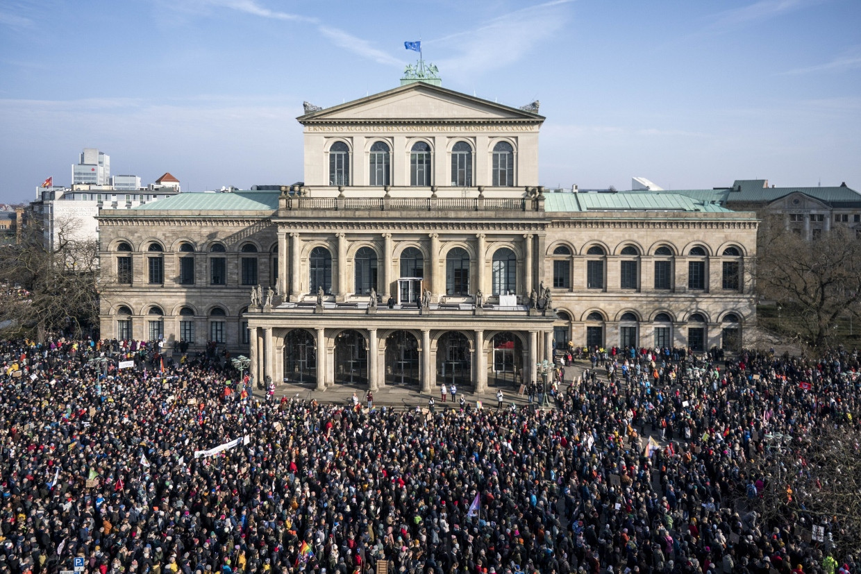 Gut besucht: Der Platz vor dem Opernhaus Hannover ist voll.