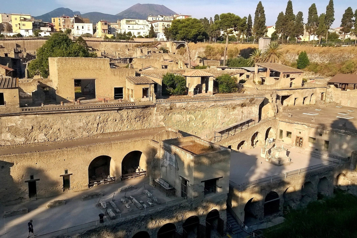 Von der Ausgrabungsstätte Herculaneum sieht man den Vesuv.