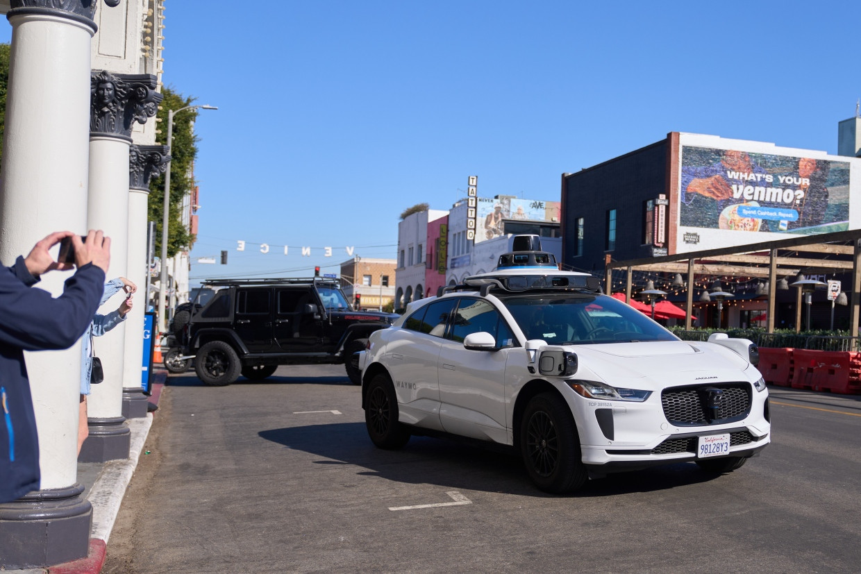 Ein Waymo-Robotaxi in Los Angeles