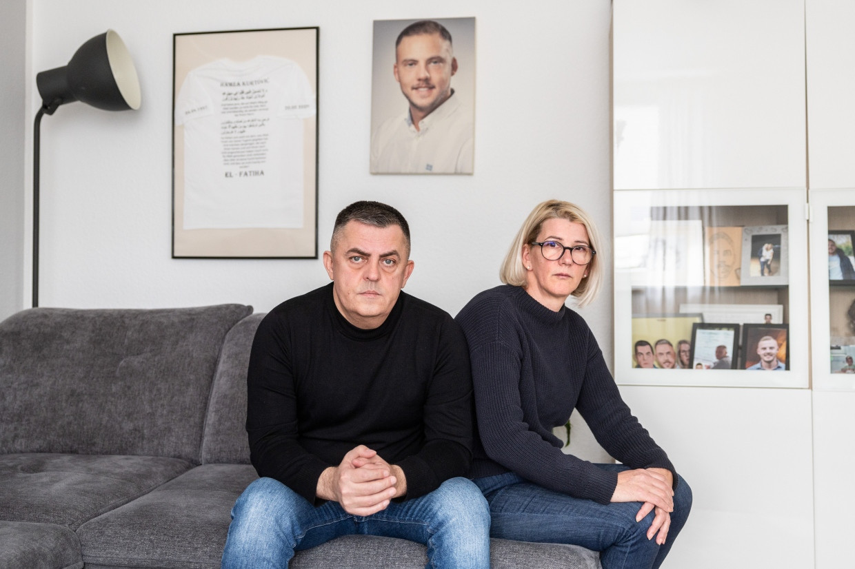 Dijana und Armin Kurtović, Eltern von dem ermordeten Hamza Kurtović, in ihrer Wohnung