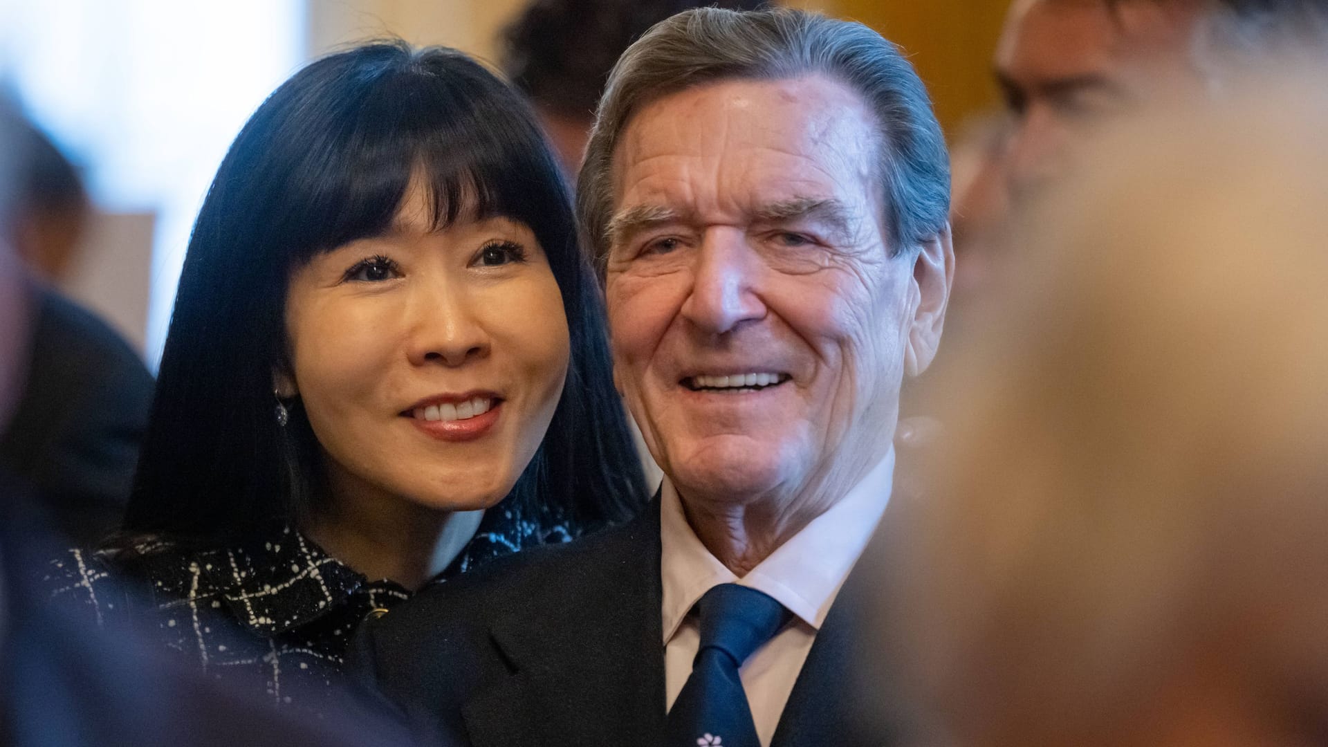 Gerhard Schröder mit seiner Ehefrau Soyeon Schröder-Kim: Der 80-Jährige hat sich in eine Klinik einweisen lassen.