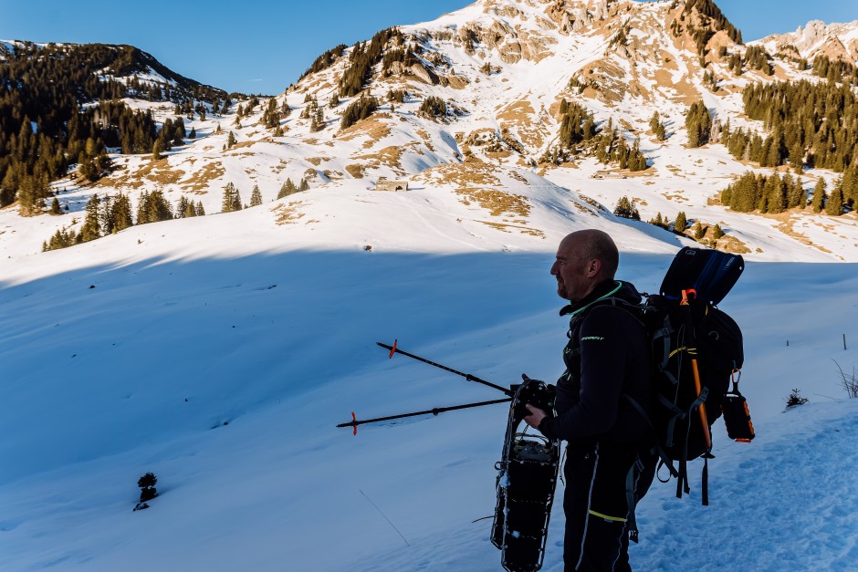 Stephan Vogt oberhalb der Senke Hintergräppelen, wo einer der kältesten Punkte der Schweiz liegt – im Winter fällt hier die Temperatur regelmäßig unter minus 30 Grad Celsius.