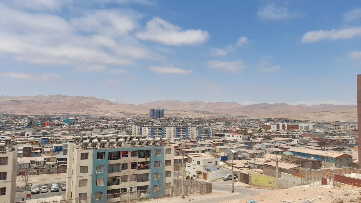 Panoramablick auf Alto Hospicio, eine schnell wachsende Stadt in der trockenen Atacama-Wüste Chiles. Sie liegt auf einem Plateau 500 Meter über dem Meeresspiegel.