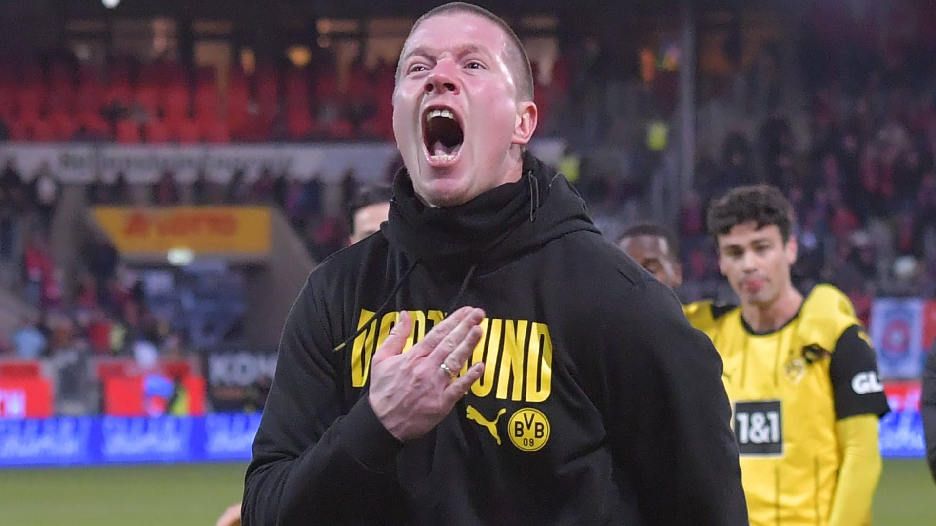 Emotional: BVB-Interimstrainer Mike Tullberg nach dem Sieg in Heidenheim.