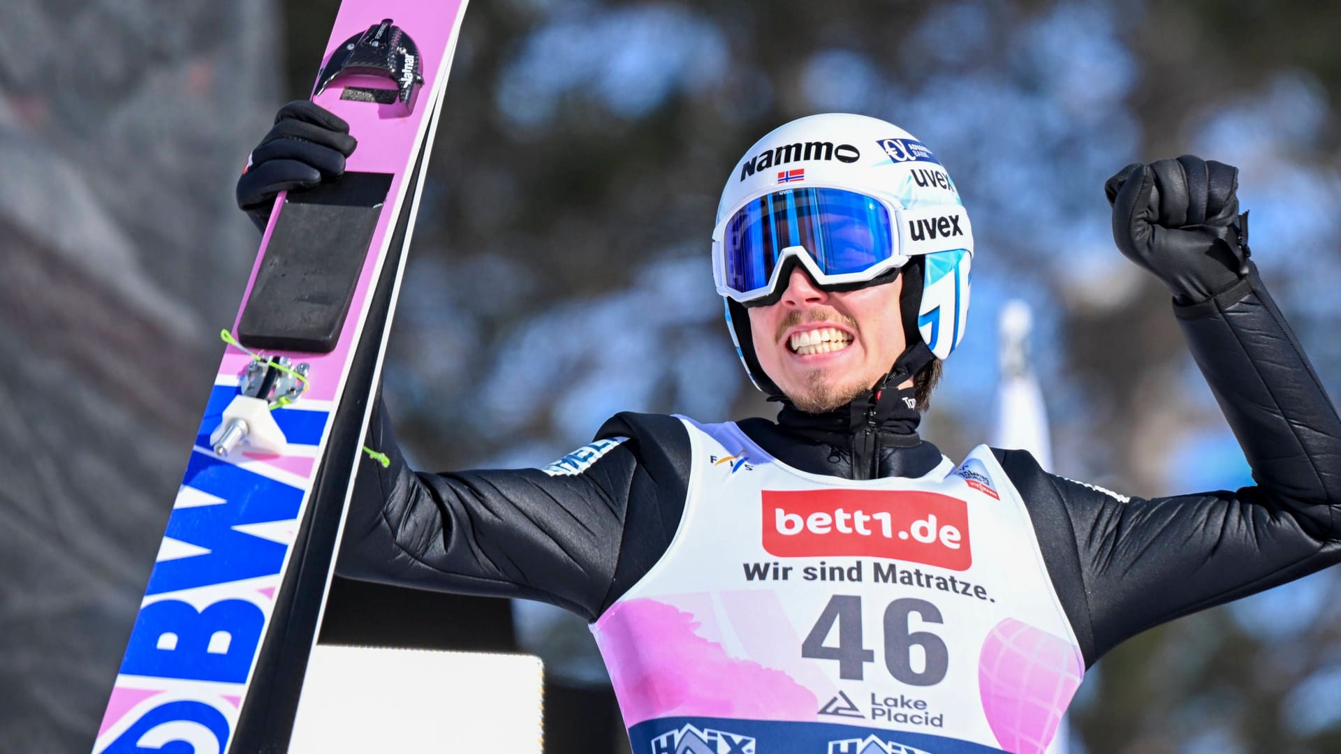 Johann André Forfang: Er hat das erste Einzelspringen in Lake Placid gewonnen. Johann André Forfang: Er hat das erste Einzelspringen in Lake Placid gewonnen.