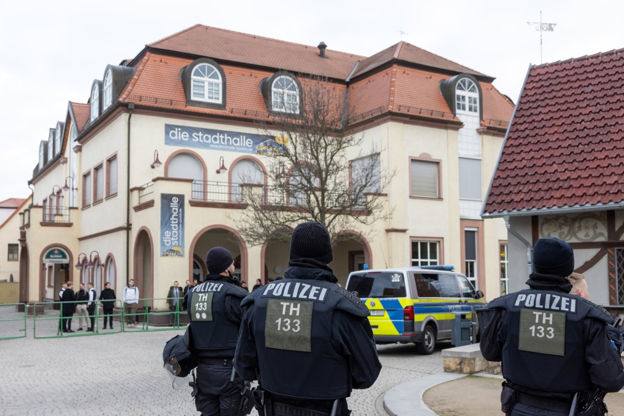 Wegen Demonstrationen: Polizisten sichern den Bereich der Stadthalle in Apolda