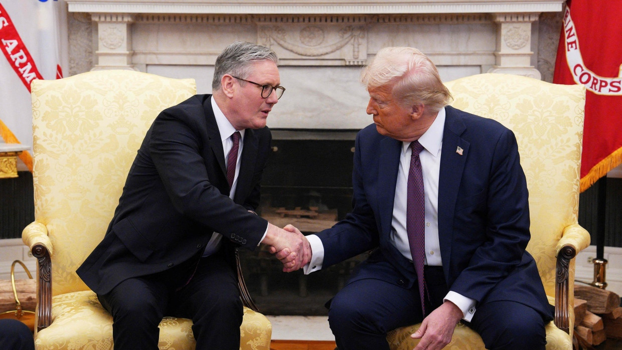 Der britische Premierminister Keir Starmer (l) und US-Präsident Donald Trump schütteln sich im Oval Office die Hände.