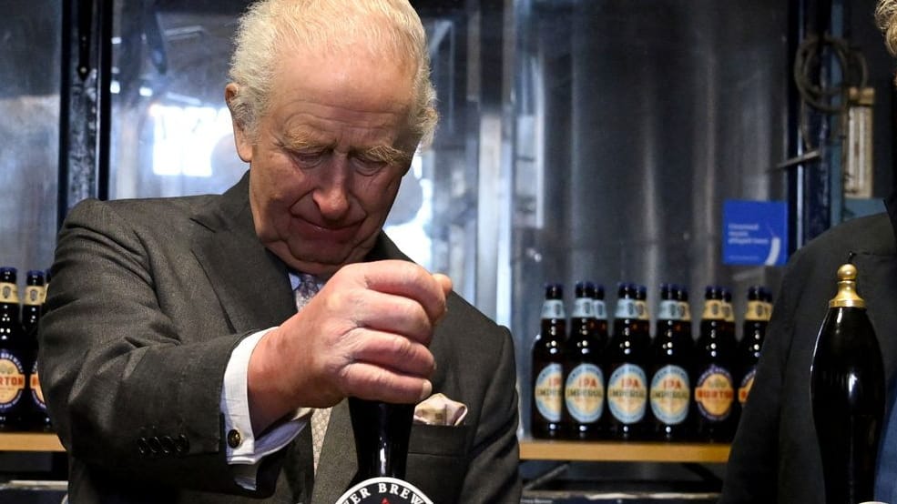 König Charles III.: Der britische Monarch legte in der Brauerei selbst Hand an.