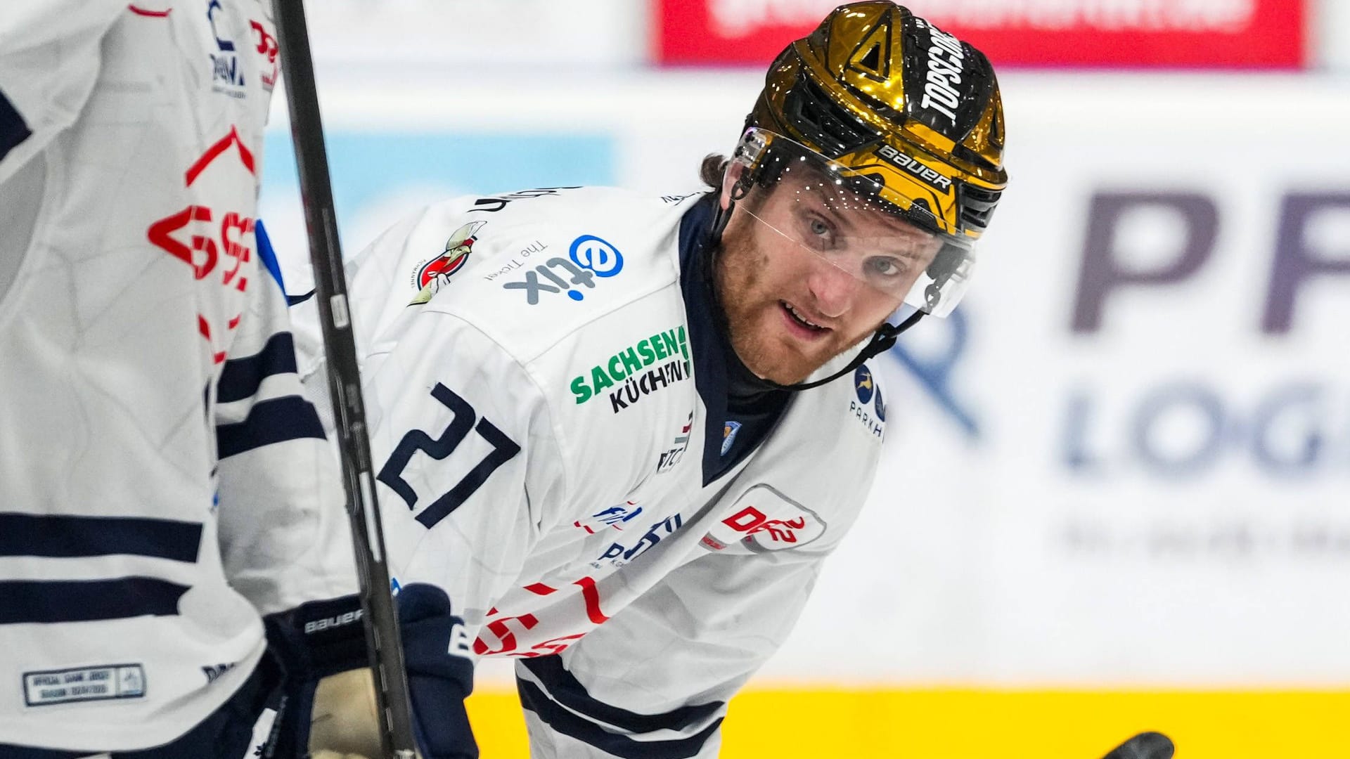 Dane Fox: Der Spieler der Dresdner Eislöwen wurde an der Stirn von einer Kufe getroffen.